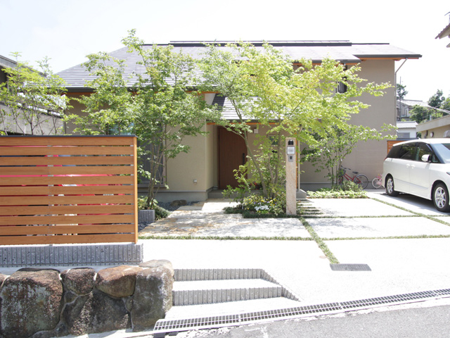 敷地の余白を生かしてアプローチ 庭 景色を楽しむ住まい大阪の注文住宅 木の家の一戸建てなら工務店 コアー建築工房